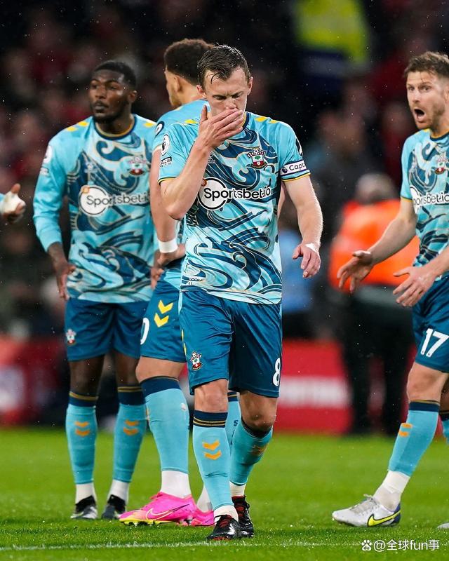 南安普敦后防失误连连，保级关头曲折的简单介绍