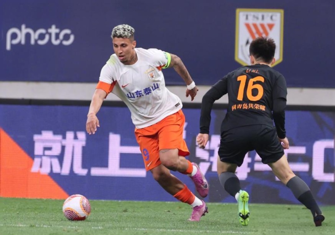 山东泰山完胜河南建业，取得四连胜的简单介绍