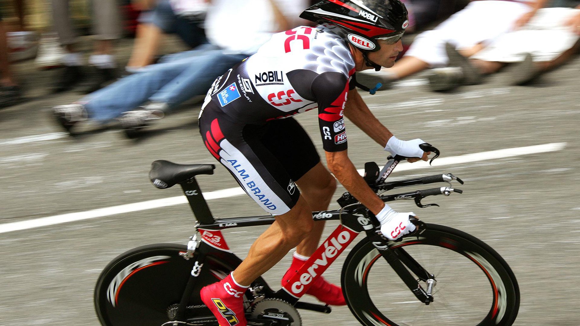 赛道与城市之光,詹姆斯在F1街道赛之夜的传奇高光