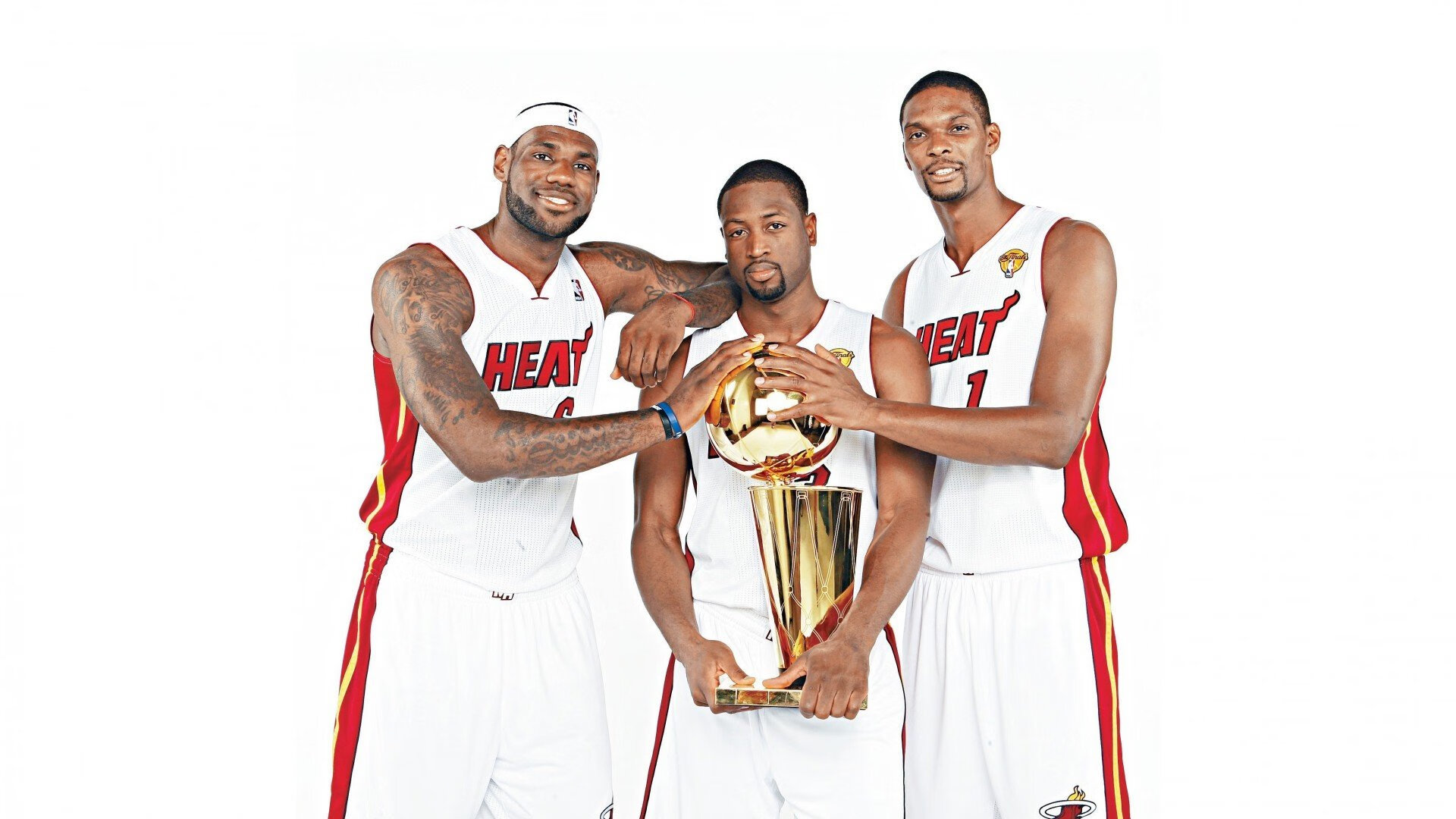 赛道传奇，阿斯顿马丁鏖战索伯，汉密尔顿刷新不朽纪录